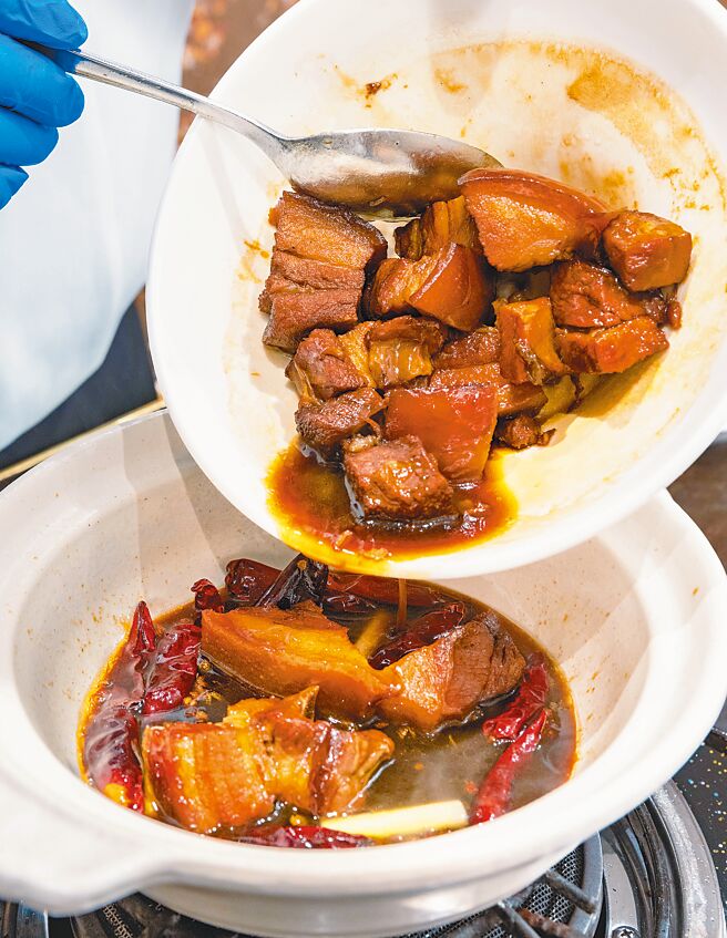 2.爆炒出香气后，放入滷三层肉，用中火煨煮；煮滚后转小火烧煮10分钟