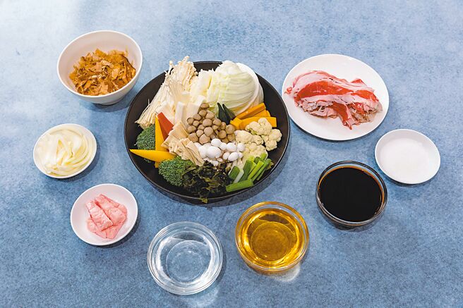 食材牛肉片、牛油、冰箱没用完的剩材（菇类、高丽菜、彩椒、花椰菜等）、柴鱼片、洋葱、味醂、酱油、米酒（取代清酒）、砂糖