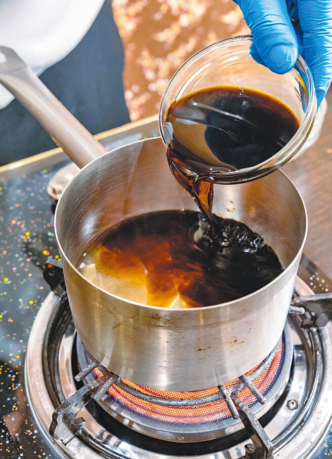 步骤1.酱油、味醂、米酒以1:1:1等比例倒入锅中，熬煮成寿喜烧酱汁，酱汁煮滚后下柴鱼片，关火静置30秒至1分钟。提醒静置时间不需太久，柴鱼的风味较佳。