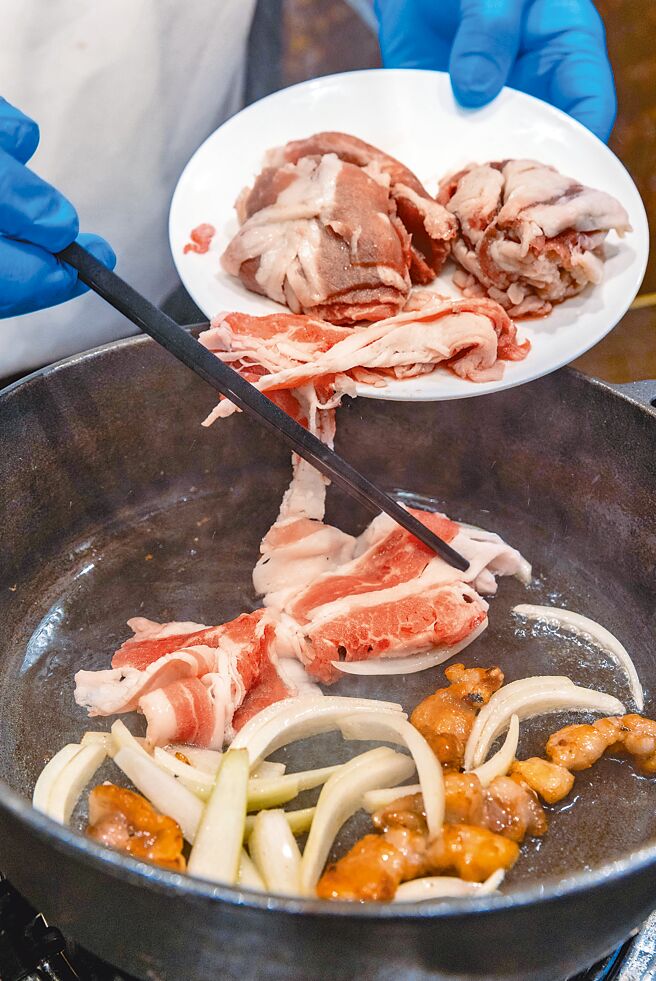 2.滤出酱汁备用，备一容器下牛油，以小火逼出牛油，加入洋葱爆香，再加入牛肉片和少许糖，炒出焦糖香气。