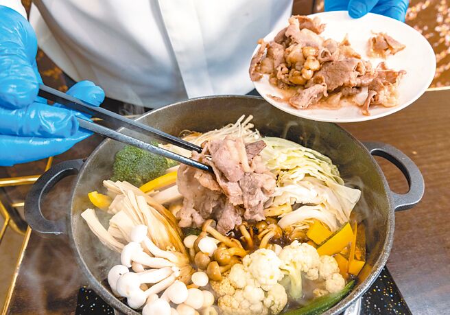 3.待炒出肉香油脂味后取出肉片，加入预制好的寿喜烧酱汁，再依序加入冰箱剩余食材煨煮出香气，最后加上牛肉片即可盛盘，可备新鲜蛋液沾附食材享用。