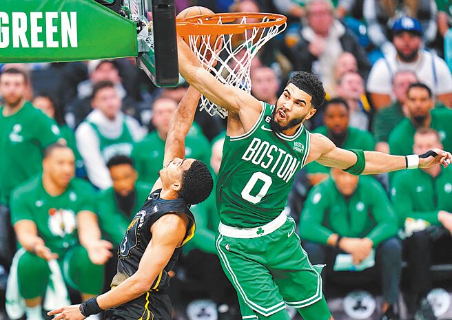 塞尔提克前锋塔图（右）试图封阻勇士后卫波普的投篮。（路透）