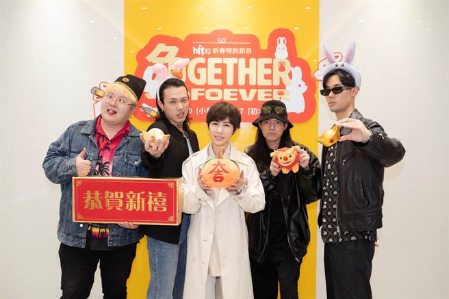 TRASH、魏嘉莹受邀一同主持电台过年特别节目，互动逗趣。（Hit Fm联播网提供）