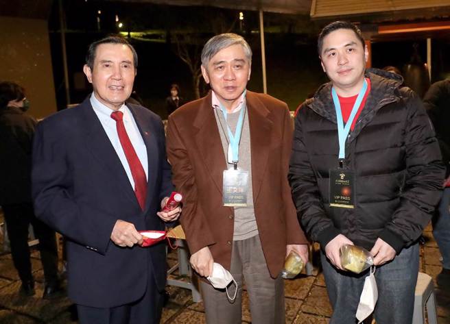 法鼓山21日于除夕夜举办「除夕撞钟祈福法会」，前总统马英九（左）出席法会之后，遇见往日的老朋友宏仁集团总裁王文洋（中）与儿子王泉仁（右），一同脱下口罩合影。（郑任南摄）