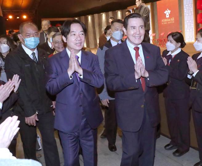 法鼓山21日于除夕夜举办「除夕撞钟祈福法会」，前总统马英九（右）与副总统赖清德（左）均出席法会，于敲下法华钟第108响之后，两人双手合十面露笑容一同离席。（郑任南摄）