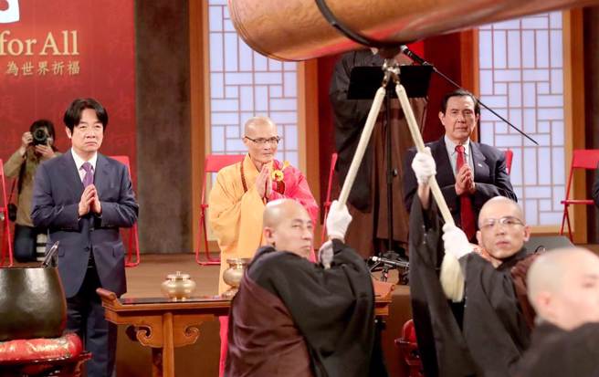 法鼓山21日于除夕夜举办「除夕撞钟祈福法会」，前总统马英九（右）与副总统赖清德（左）均出席法会，在法鼓山方丈果晖法师（中）带领下于22日凌晨时分敲下法华钟第108响之后迎接兔年到来。（郑任南摄）