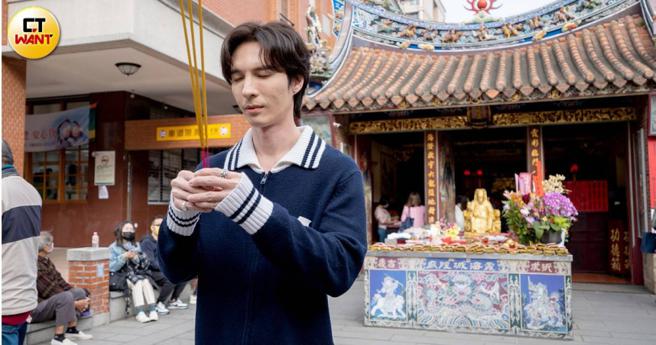 陈势安首次至霞海城隍庙拜拜，祈求事业及姻缘都能旺旺来。（图／焦正德摄）