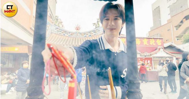 参拜完眾神后，陈势安拿着城隍爷御守过香炉。（图／焦正德摄）