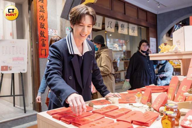 单身多年的陈势安想把「我单身我骄傲别催婚」的红包送给妈妈。（图／焦正德摄）