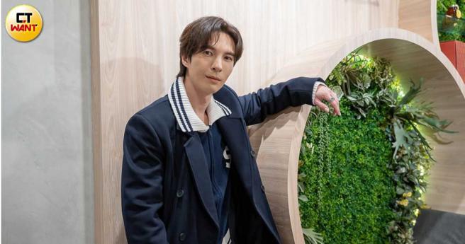 陈势安家庭气氛融洽，爱放闪的爸妈成为他的工作素材。（图／焦正德摄）