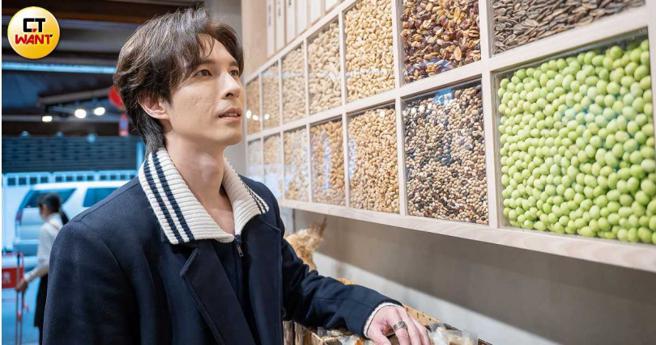 今年自己待在台湾过年，陈势安至年货大街挑选零食．希望为家中增添年味。（图／焦正德摄）