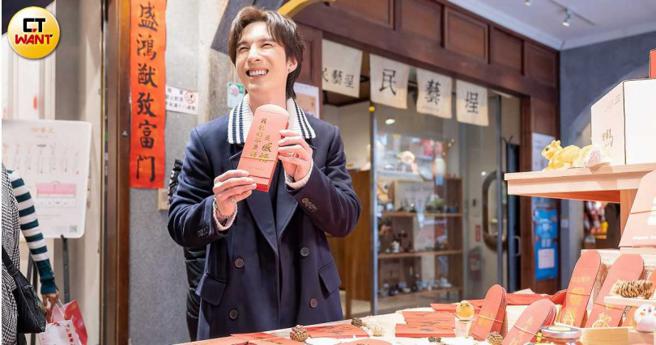 虽然马来西亚的习俗是没结婚就能领红包，但陈势安仍会包红包给爸妈，让他们能安心。（图／焦正德摄）