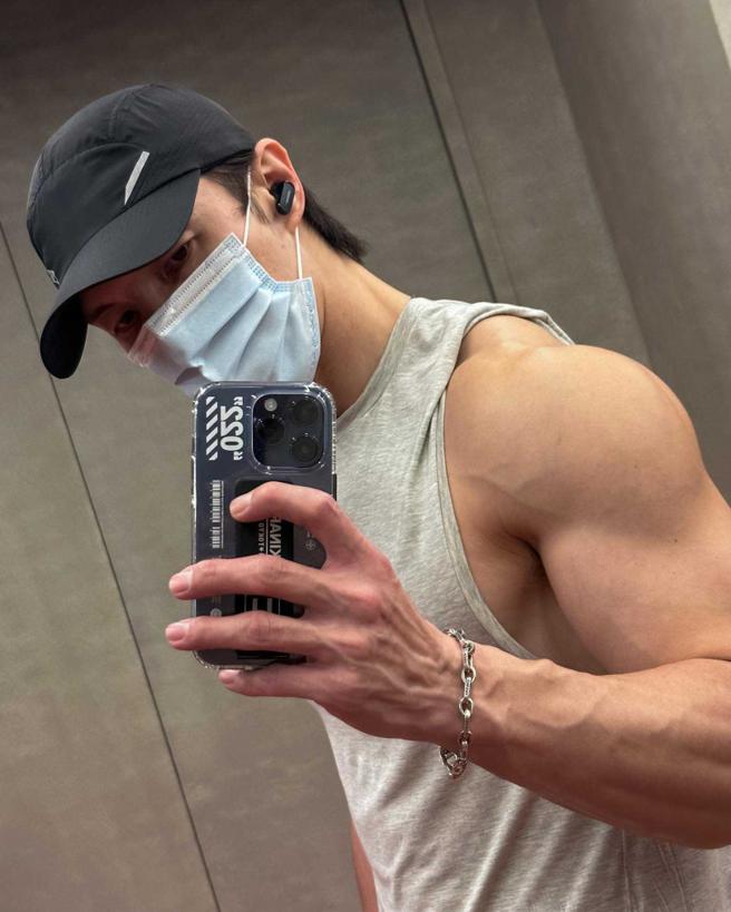 参加《全明星3》后陈势安更积极健身，打算在演唱会服装上带给大家惊喜。（图／翻摄自陈势安脸书）