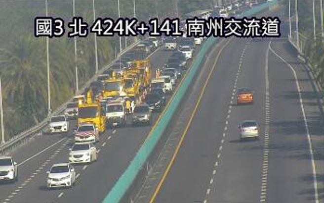 初一不平静！国3南州交流道8车连环撞，后方回堵2km。(翻摄高速公路1968)