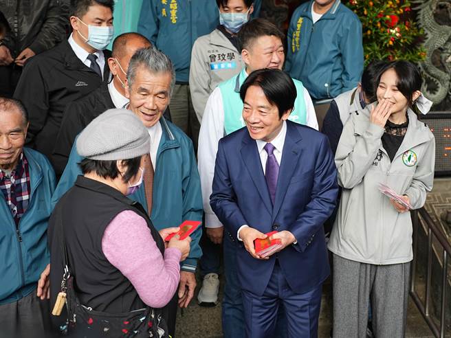 甫当选民进党主席的副总统赖清德也规画从今天开始起跑「全国祈福之旅」，首站即选在故乡新北市万里的昭灵宫祈福参拜，接着再向民眾发放新年福袋。(黄敬文摄)
