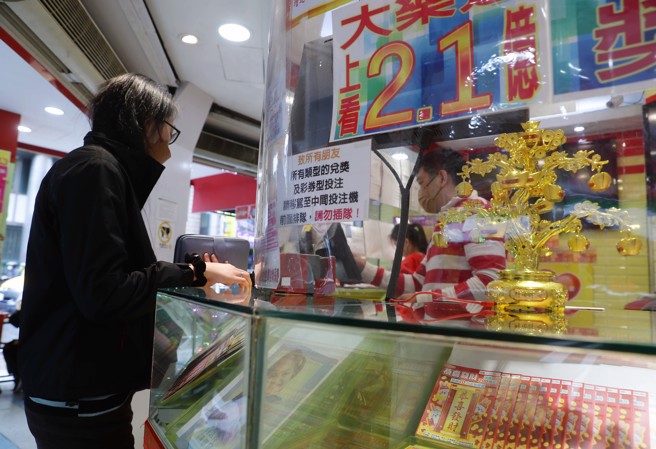 新年到，彩券行吸引大批人潮。（示意图／shutterstock）
