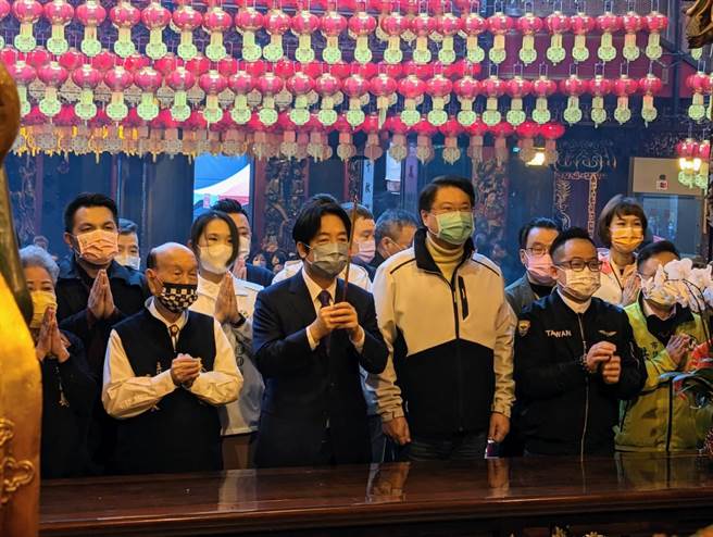 副总统、民进党主席赖清德大年初一上午赴基隆庆安宫参拜，并强调未来第一要务是经济发展。（张志康摄）