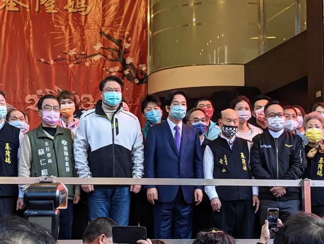 副总统赖清德大年初一上午赴基隆庆安宫参拜，左起为民进党基市党部主委苏仁和、前基隆市长林右昌、副总统赖清德、庆安宫主委童永、基隆市议长童子玮。（张志康摄）