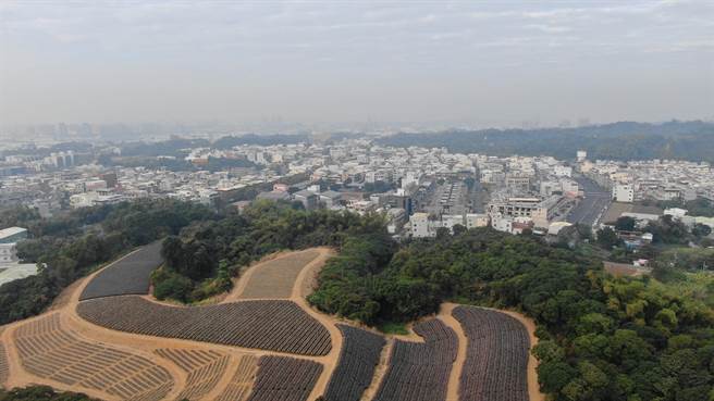 高雄今一早霧茫茫，環保局出動UAV執行露燃巡查。（翻攝照片／高雄洪靖宜傳真）
