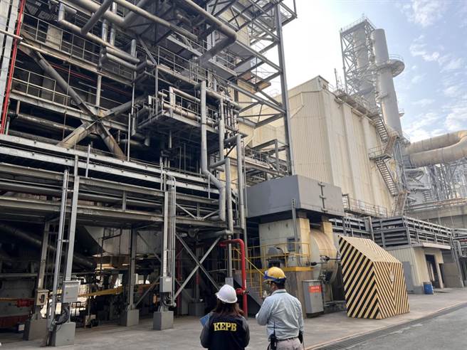 進廠稽查工廠操作情形。（翻攝照片／高雄洪靖宜傳真）