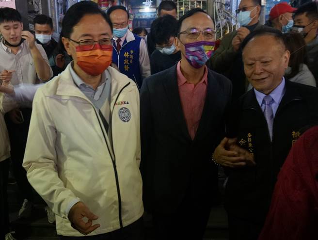 国民党主席朱立伦与桃园市长张善政22日合体至慈护宫参拜。(杨宗灏摄)