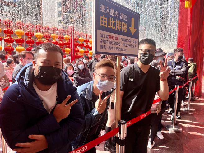 SOGO百貨忠孝館今（22日）開賣初一春節福袋，其中連續17年搶頭香的葉先生（右），與兩位友人林先生從除夕夜排隊14小時沾喜氣。（吳奕萱攝）