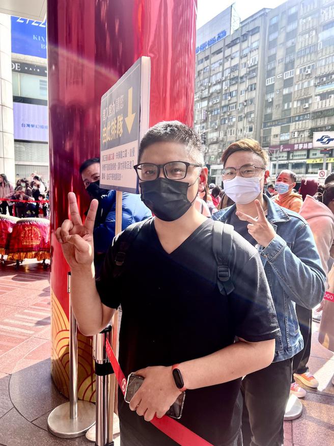 台北「葉先生」從大學時期已連續17年排隊搶SOGO新春福袋。（吳奕萱攝）