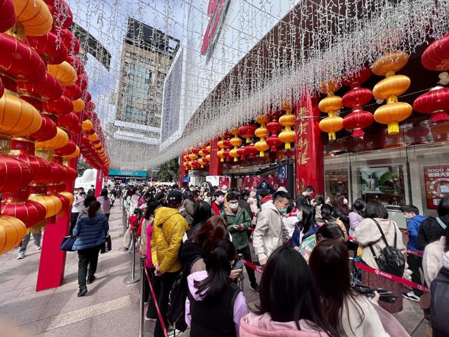 SOGO忠孝館今（22日）一早開館前就有約千位民眾排隊入場。（吳奕萱攝）