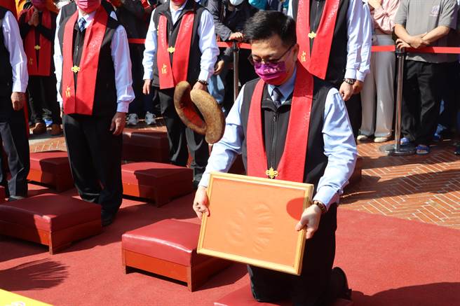 台南北门南鲲鯓代天府今抽出国运籤「唐太宗令武媚娘赏花」，是上上籤。（吕妍庭摄）