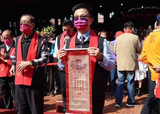 台南北門南鯤鯓代天府22日抽出國運籤「唐太宗令武媚娘賞花」，是13年來首支上上籤。（呂妍庭攝）