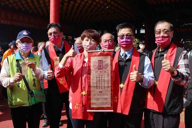 台南北门南鲲鯓代天府今抽出国运籤「唐太宗令武媚娘赏花」，是上上籤。（吕妍庭摄）