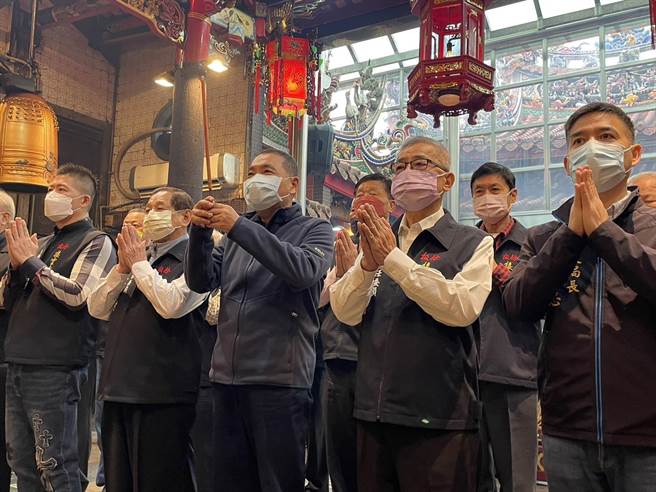 新北市长侯友宜在今(22)日大年初一前往板桥慈惠宫、接云寺参拜。(黄敬文翻摄)