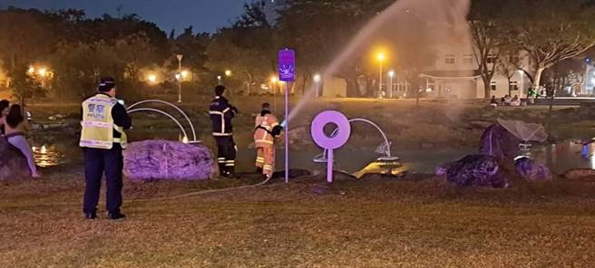 花燈旁的草堆不明原因起火。（翻攝照片／高雄洪靖宜傳真）