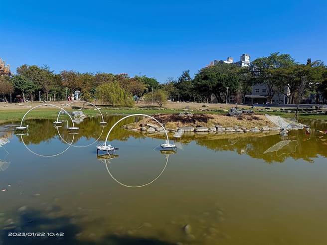 花燈旁的草堆不明原因起火。（翻攝照片／高雄洪靖宜傳真）