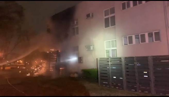 疑似爲活動中心旁的變電箱起火。（翻攝照片／高雄洪靖宜傳真）