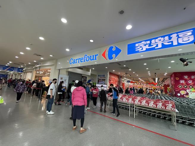 家乐福新春福袋今全台开售，排队人潮热络。（家乐福提供）