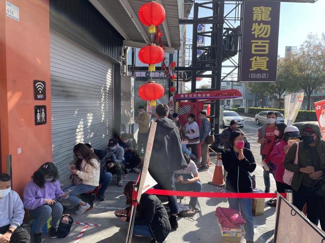 家乐福新春福袋今全台开售，排队人潮热络。（家乐福提供）