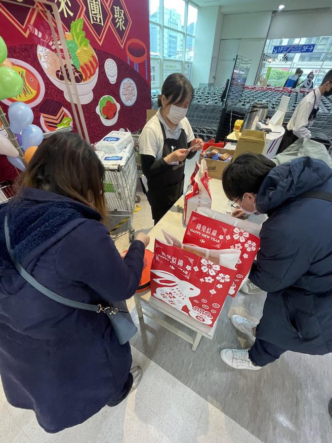 购买福袋者即可获得「钱兔似锦」刮刮卡一张，提供100％中奖率。（家乐福提供）