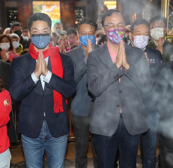 大年初一，台北市長蔣萬安與國民黨主席朱立倫一起到龍山寺拜廟祈求國泰民安風調雨順。（季志翔攝）
