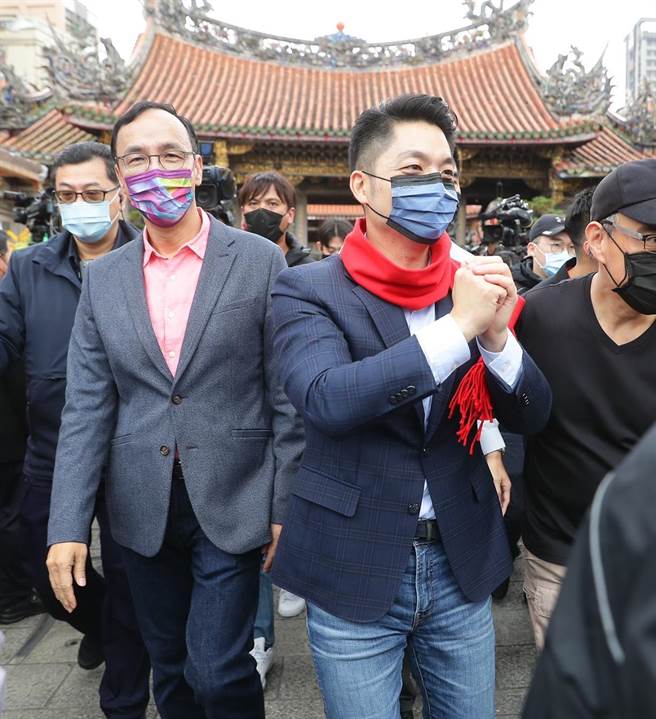 大年初一，台北市長蔣萬安與國民黨主席朱立倫一起到龍山寺拜廟祈求國泰民安風調雨順。（季志翔攝）