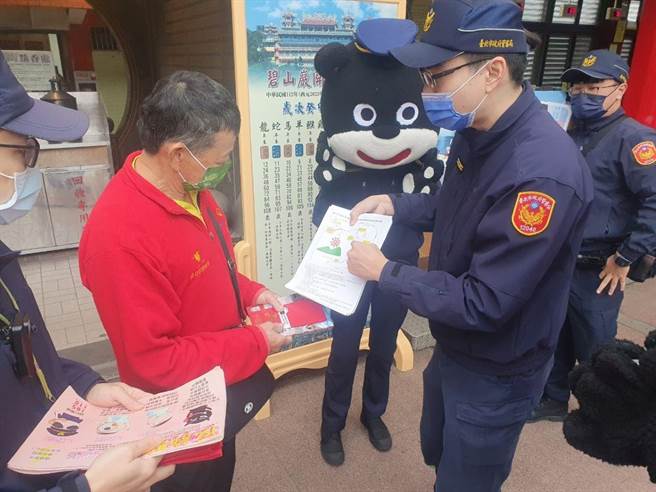 內湖警方呼籲年節出遊多利用大眾運輸工具。（翻攝畫面）