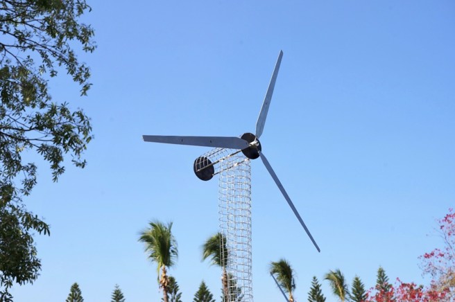 海峡离岸风场利用100%可回收的铁制结构搭配当地植栽点缀，将海上风机意象具体带到民眾面前，更于1月28日以及2月5日规划「顺风来电 - 亲子闯关游」环境教育活动，盼带给乡亲朋友有趣又充实的春节出游体验。（业者提供）