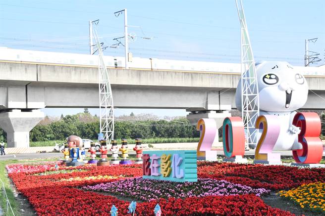 溪州公园「花在彰化」多采多姿，有好想兔造型大型装置艺术。（吴敏菁摄）