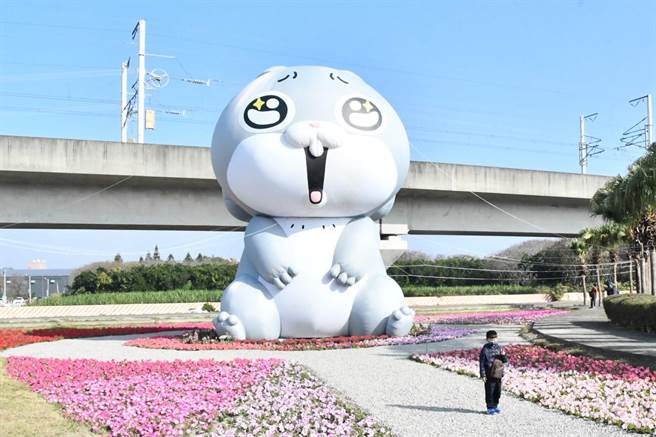 溪州公园「花在彰化」多采多姿，有好想兔造型大型装置艺术。（吴敏菁摄）