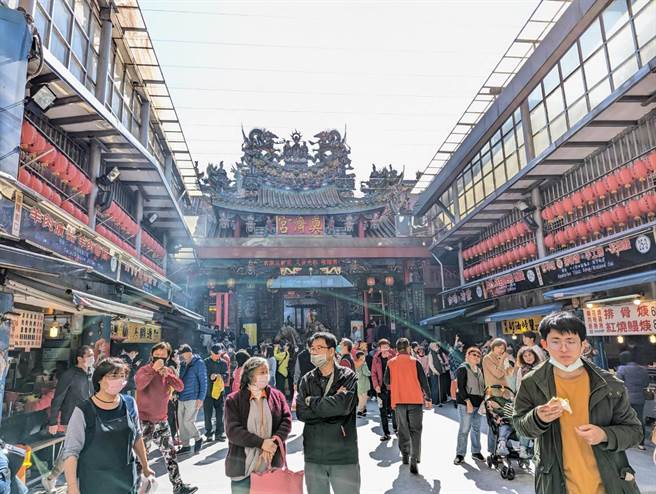 基隆市愛三路夜市旁的奠濟宮，在除夕夜抽出今年的國運籤，工商運籤都象徵經濟景氣會逐漸翻轉。（張志康攝）