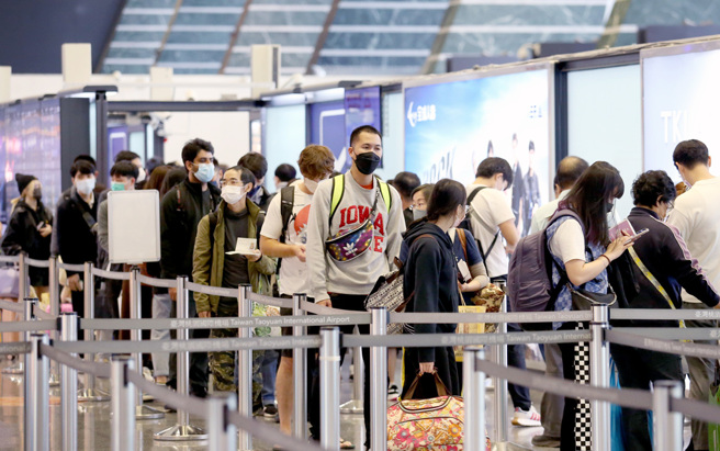 圖為在國境解封之後，民眾趁年假出遊，讓桃機湧現久違不見的人潮。（資料照）
