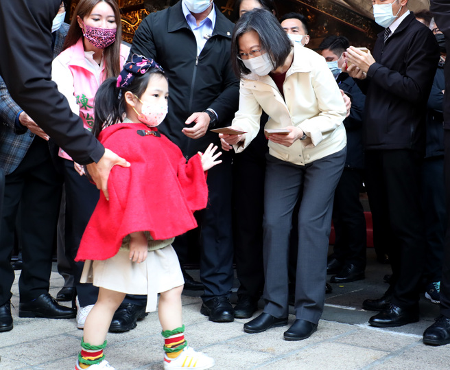 蔡英文總統22日大年初一早上至台北市保安宮參拜，現場發送紅包給民眾，祝福大家新年快樂。（鄭任南攝）