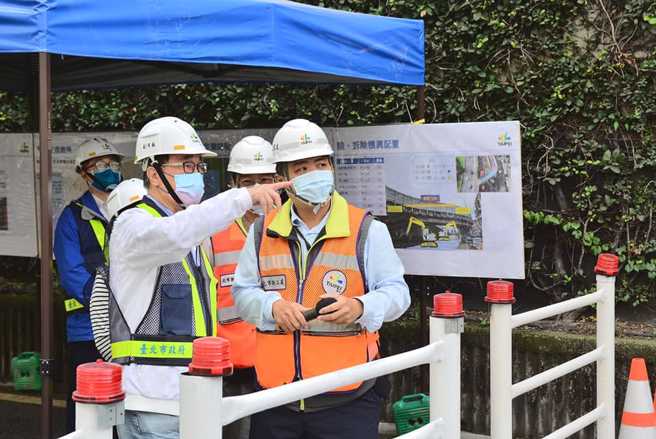 台北市副市長李四川（左2）大年初一就上工，赴第一果菜批發市場視察工程進度。（圖／翻攝自李四川臉書）