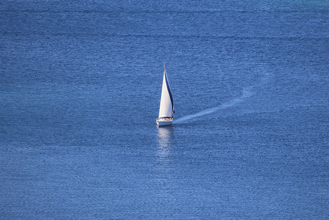 47歲男子在海上漂流24天，最終靠番茄醬和調味料活了下來。（示意圖／達志影像）