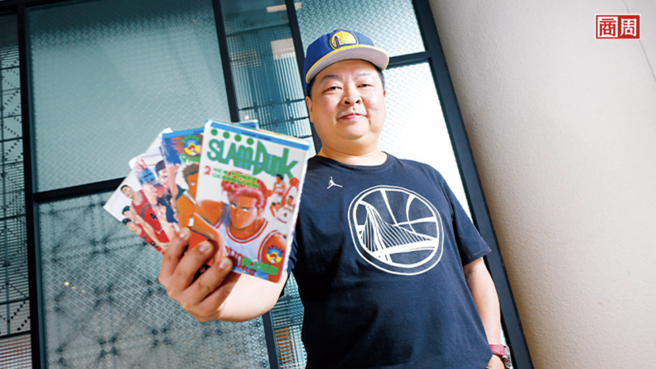 黃冠華這天褪去常穿的中山裝，換上籃球服，並興奮展示蒐藏，「這是民國81年出版，台灣最早發行的《灌籃高手》漫畫！」(攝影・楊文財)